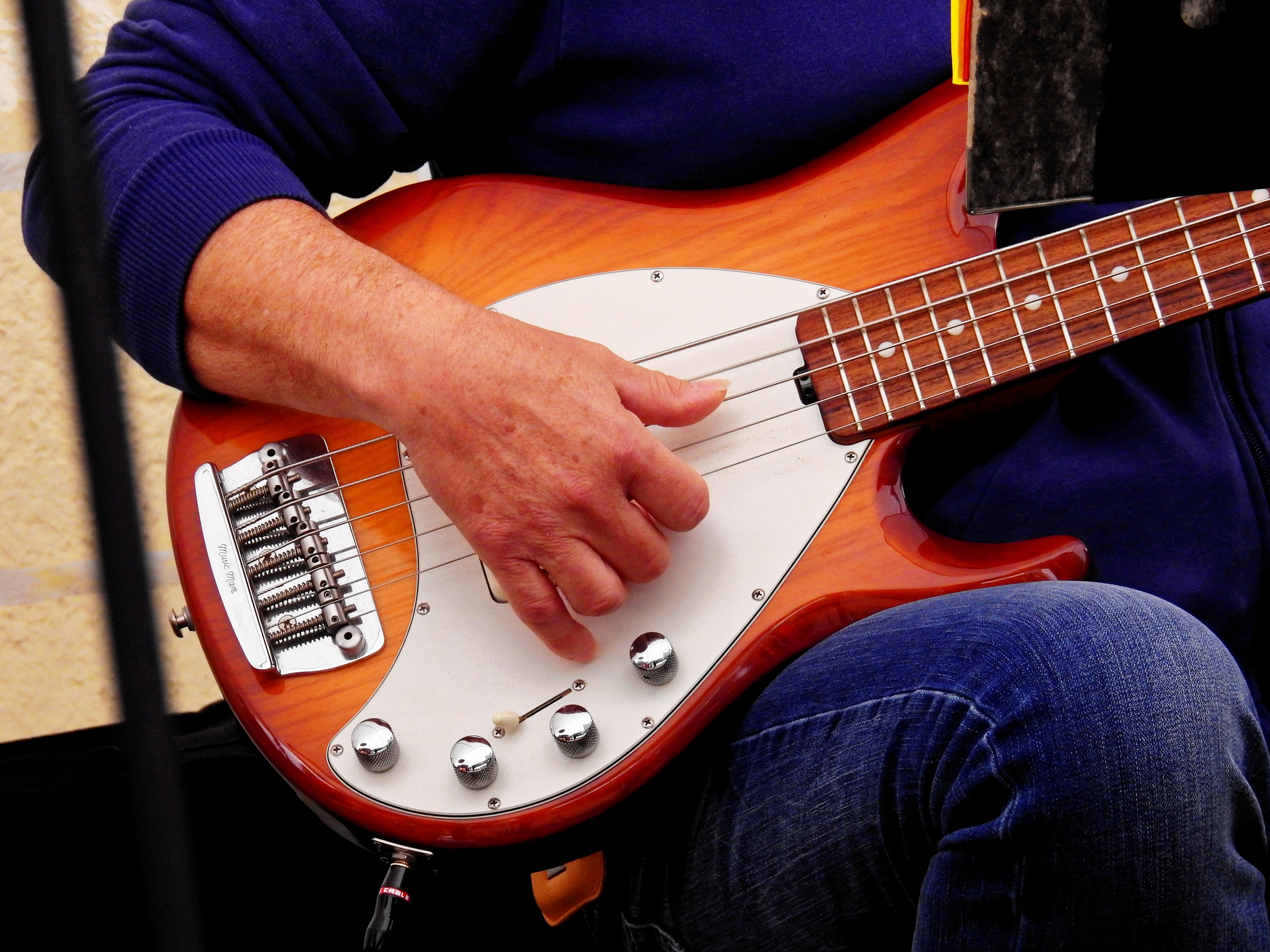 En bassist som spiller